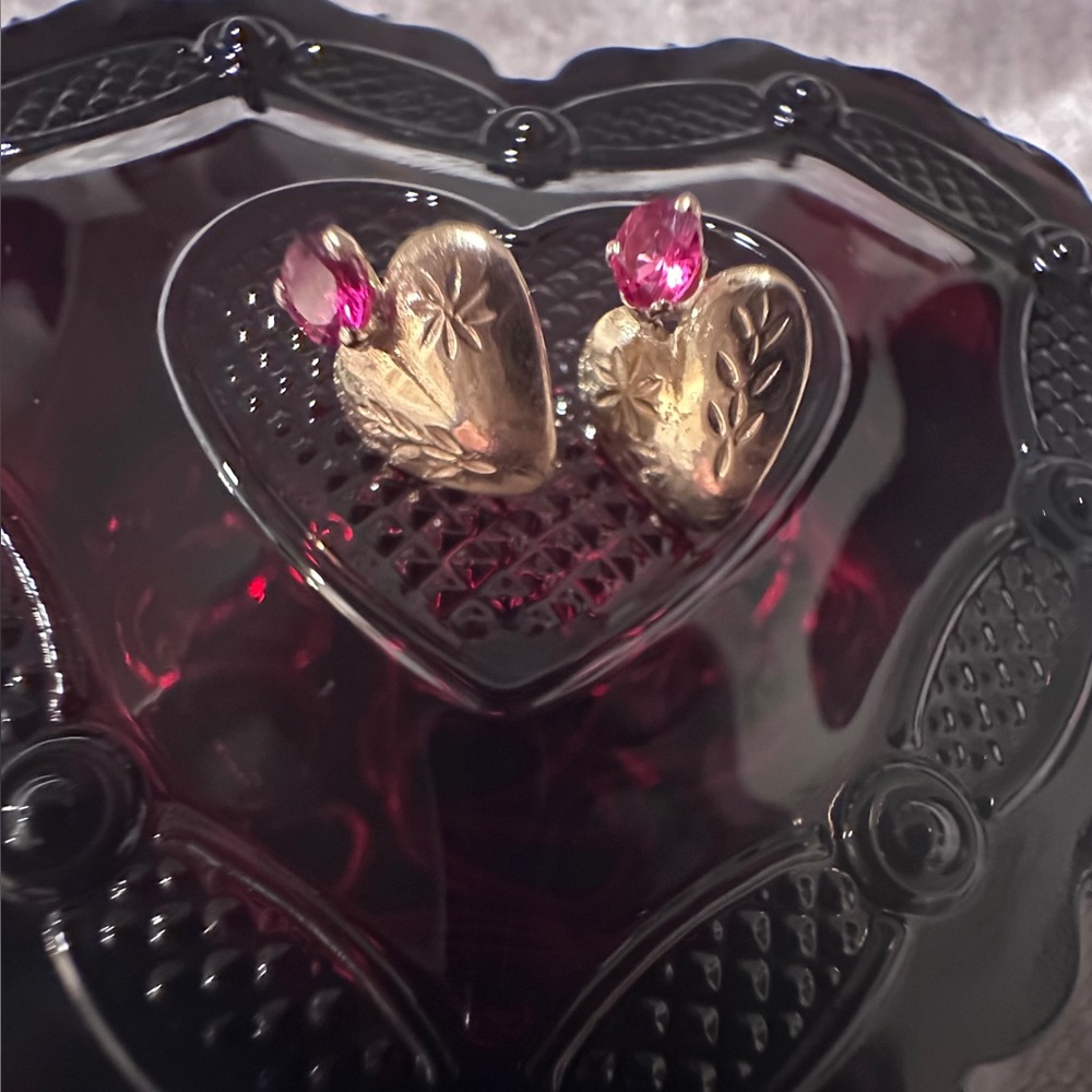 Vintage 18k solid gold earrings with Genuine Ruby & etched detailing - Picture 15 of 16